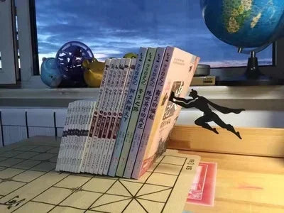 HeroHold — Endlich ein Regal, das deine Bücher heldenhaft zusammenhält und jeden Blick fesselt!