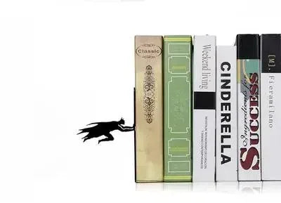 HeroHold — Endlich ein Regal, das deine Bücher heldenhaft zusammenhält und jeden Blick fesselt!