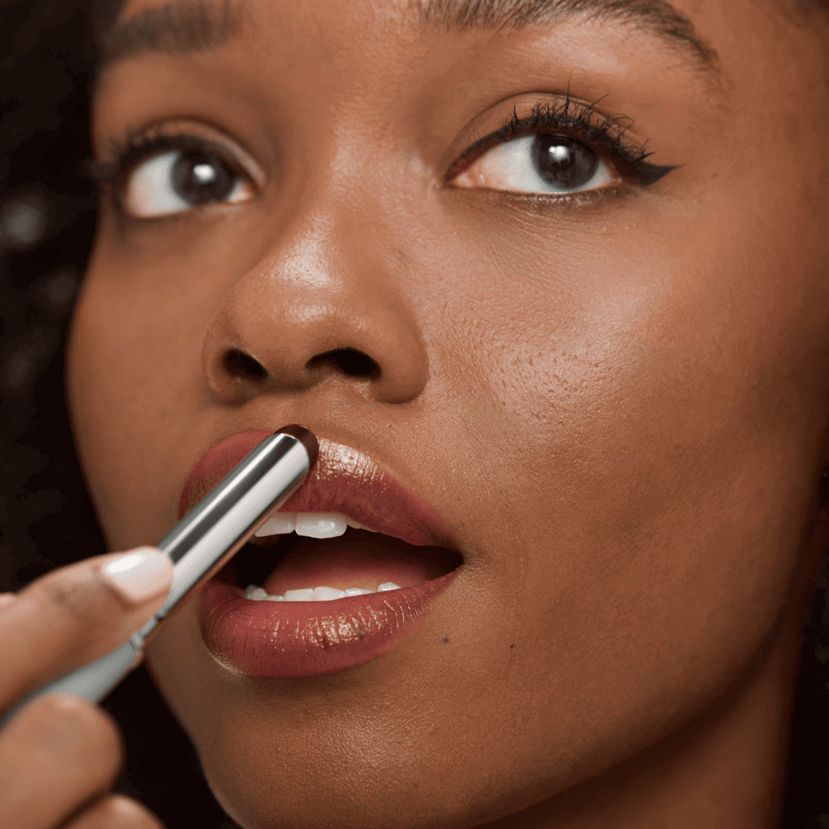 GlowDiva — Verleihe Deinem Look unwiderstehliche Power, die den ganzen Tag begeistert!