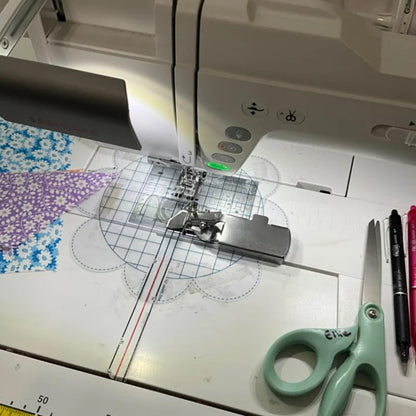 EdgeRazor™ — Magnetische Präzision für perfekt glasklare Nähte, die jeden Stoff bezwingen
