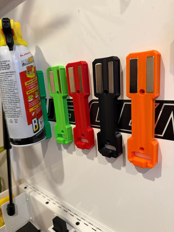AeroGrip — Verliere nie wieder deine Spraydosen und behalte die volle Kontrolle im Chaos